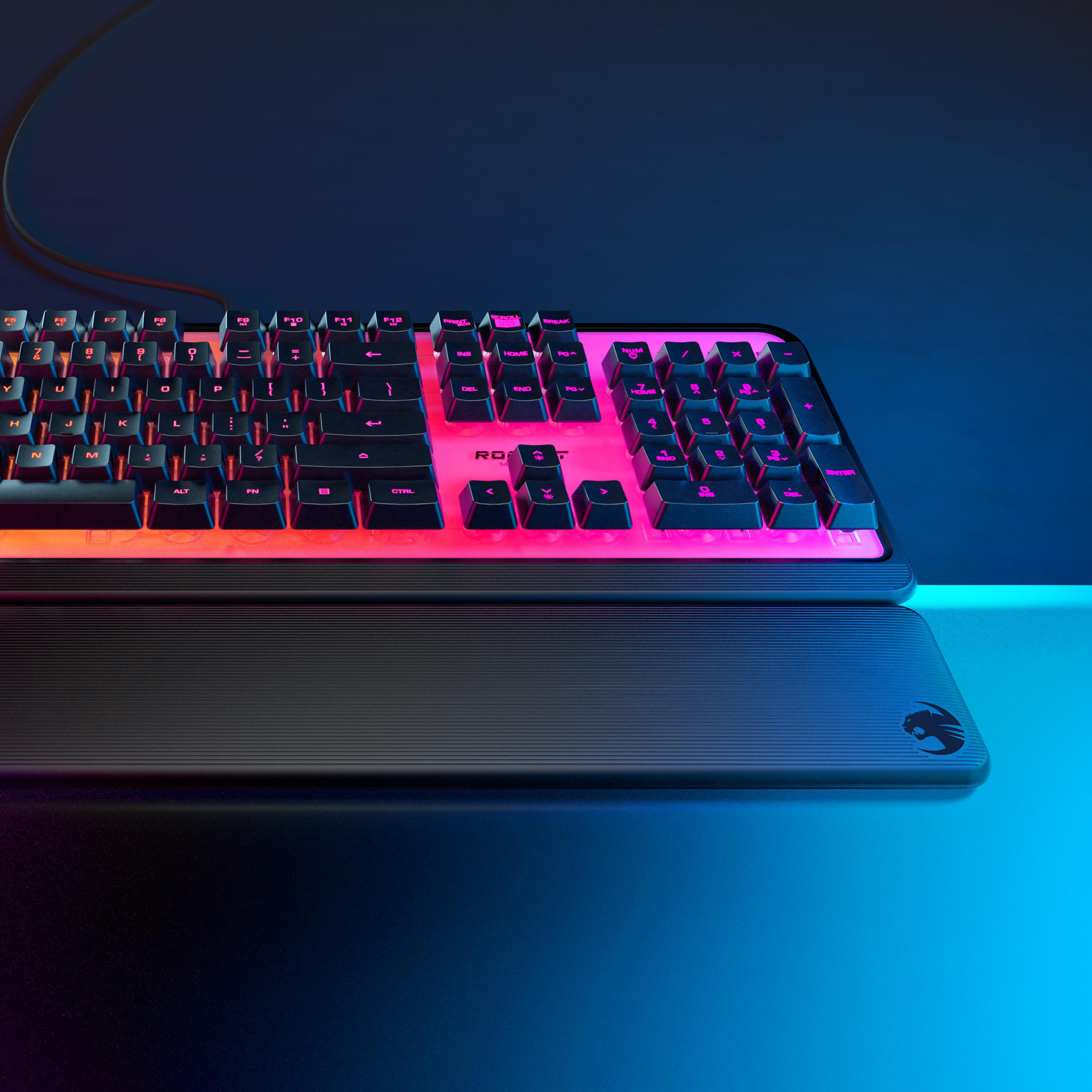 Nahaufnahme einer Gaming-Tastatur mit Hintergrundbeleuchtung auf blau-lila Farbverlauf.
