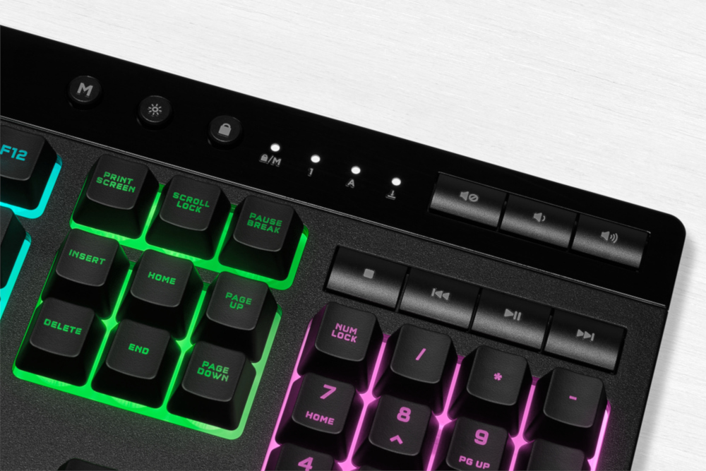 Close-up van zwarte toetsenbordtoetsen met RGB-verlichting. Toont Insert, Delete, Home en andere functietoetsen.