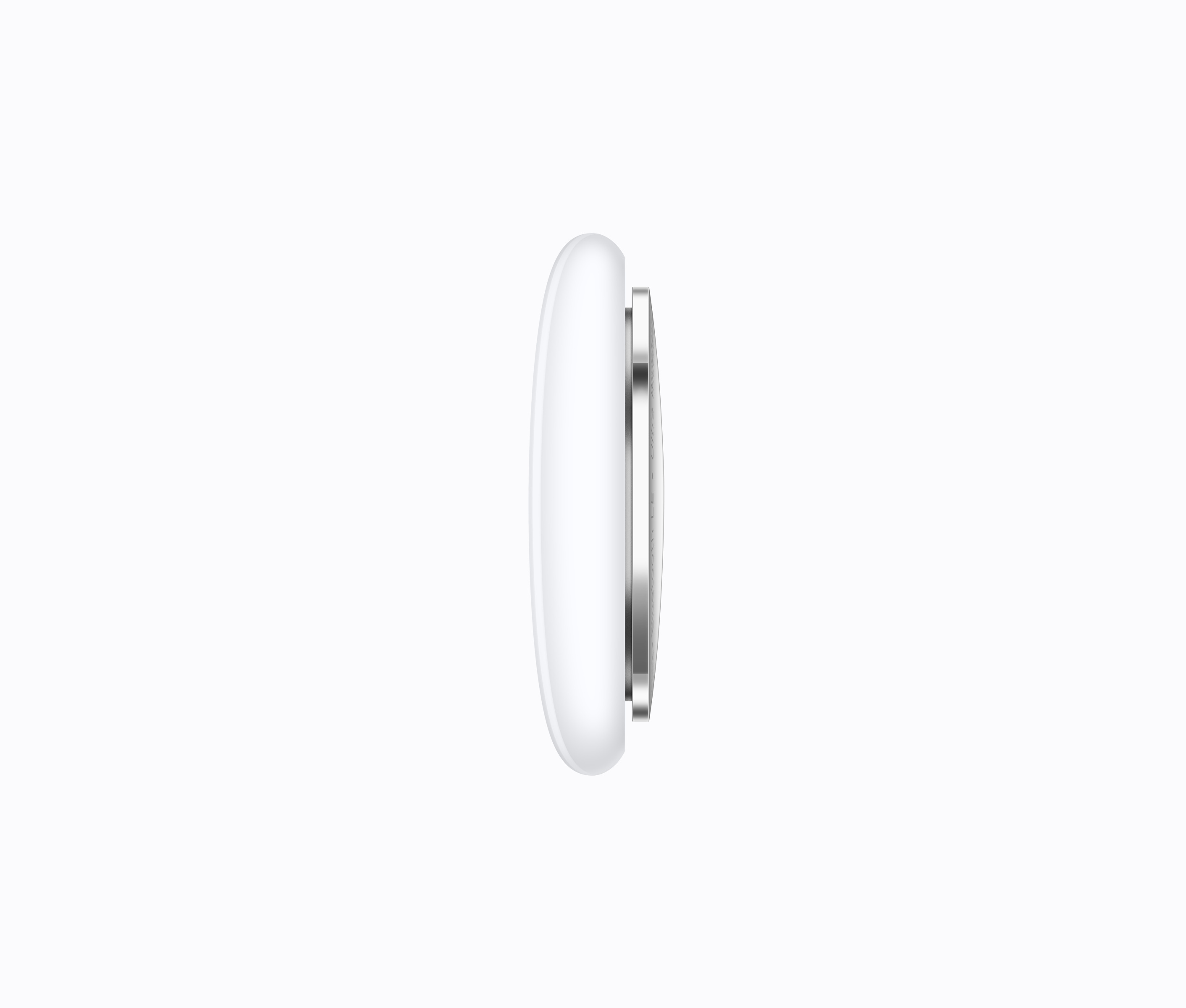Beyaz Apple AirTag, küçük dairesel cihaz, yan görünüm, beyaz arka planda.