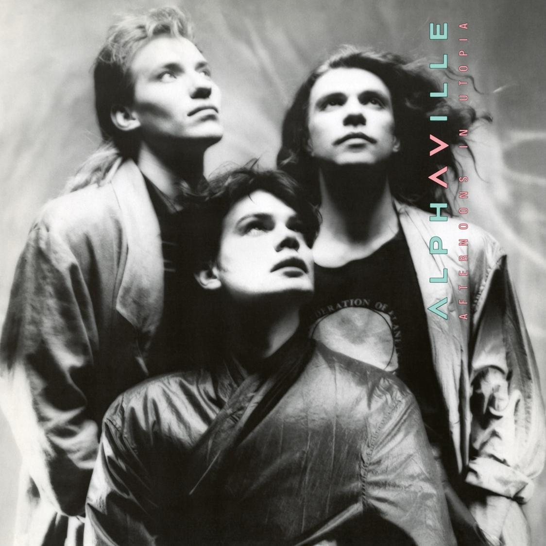 Albumcover von Alphaville, drei Männer blicken nach oben, schwarz-weiß, mit Text.