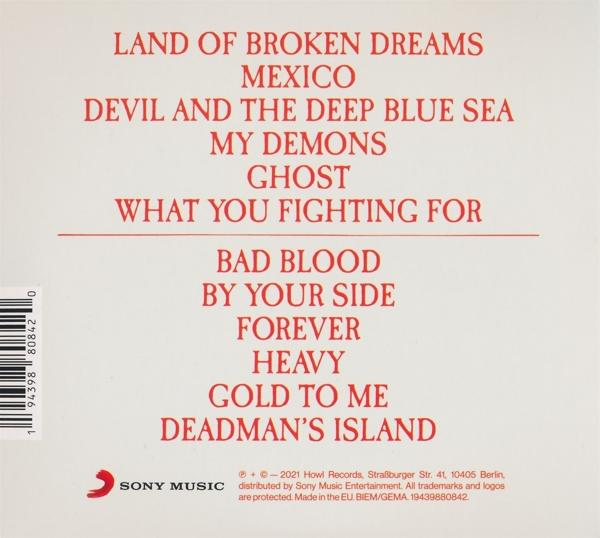 Rückseite einer CD mit Songtiteln und einem Logo. Text in Rot auf weißem Hintergrund.