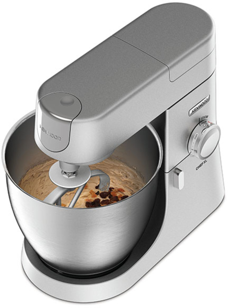 Zilveren Kenwood Chef XL mixer met kom en ingrediënten erin. Bovenaanzicht.