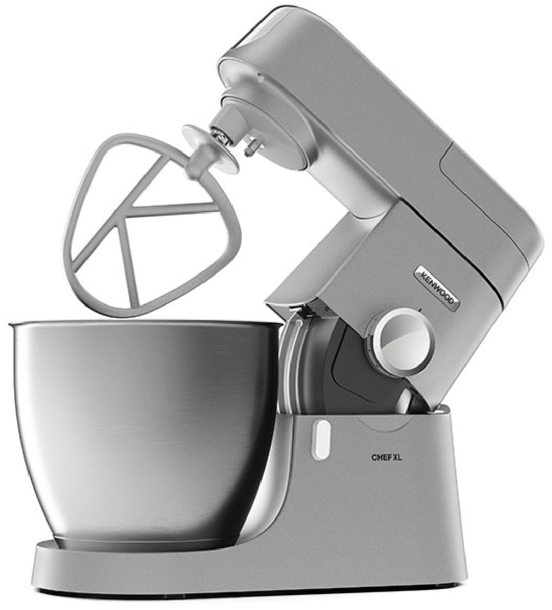 Een zilveren Kenwood Chef XL keukenmixer met kom en klopper, tegen een witte achtergrond.