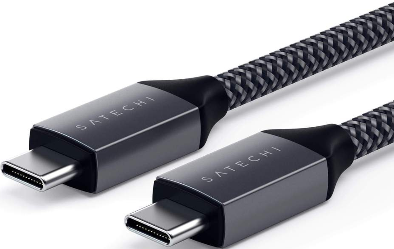 Nahaufnahme von zwei USB-C-Kabeln mit grauem geflochtenem Design und schwarzen Steckern.