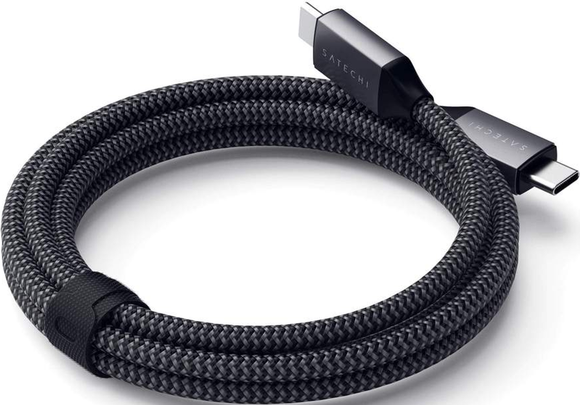 Ein aufgerolltes, schwarz-graues USB-C-Kabel mit Satechi-Logo.
