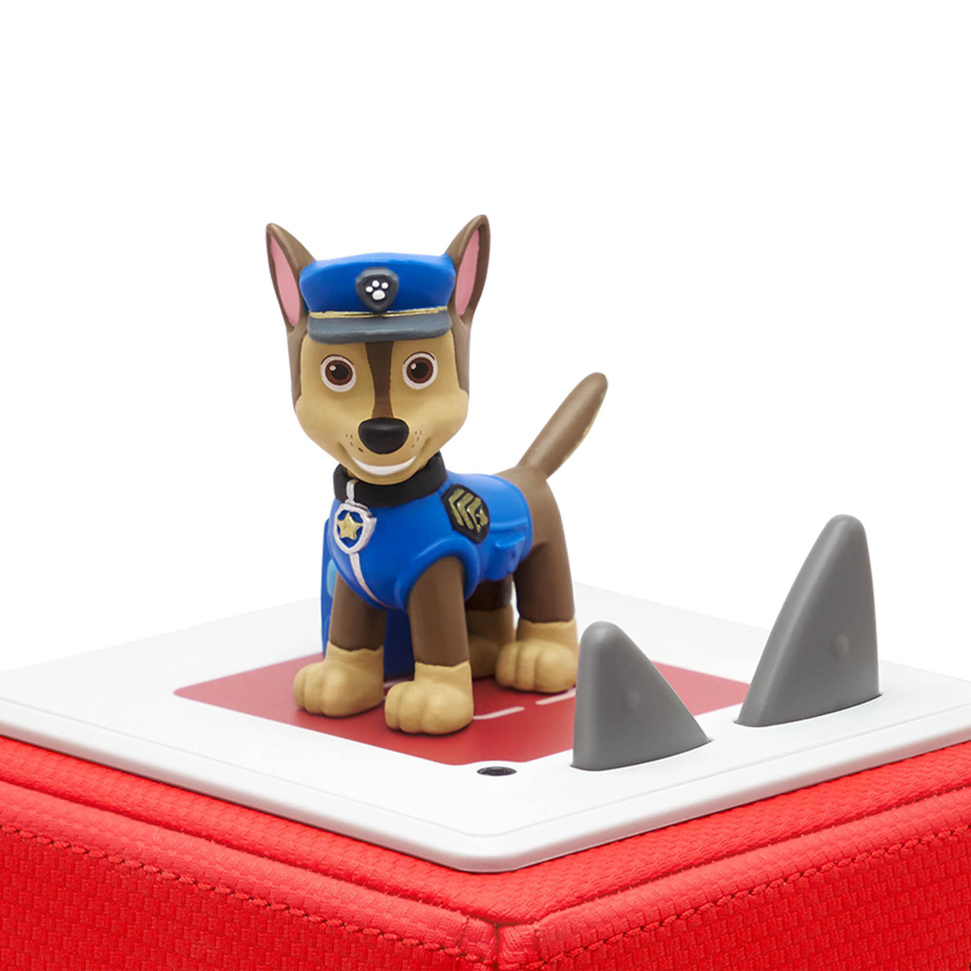Chase Paw Patrol Spielzeug auf einem roten Würfel mit Haifischflossen.