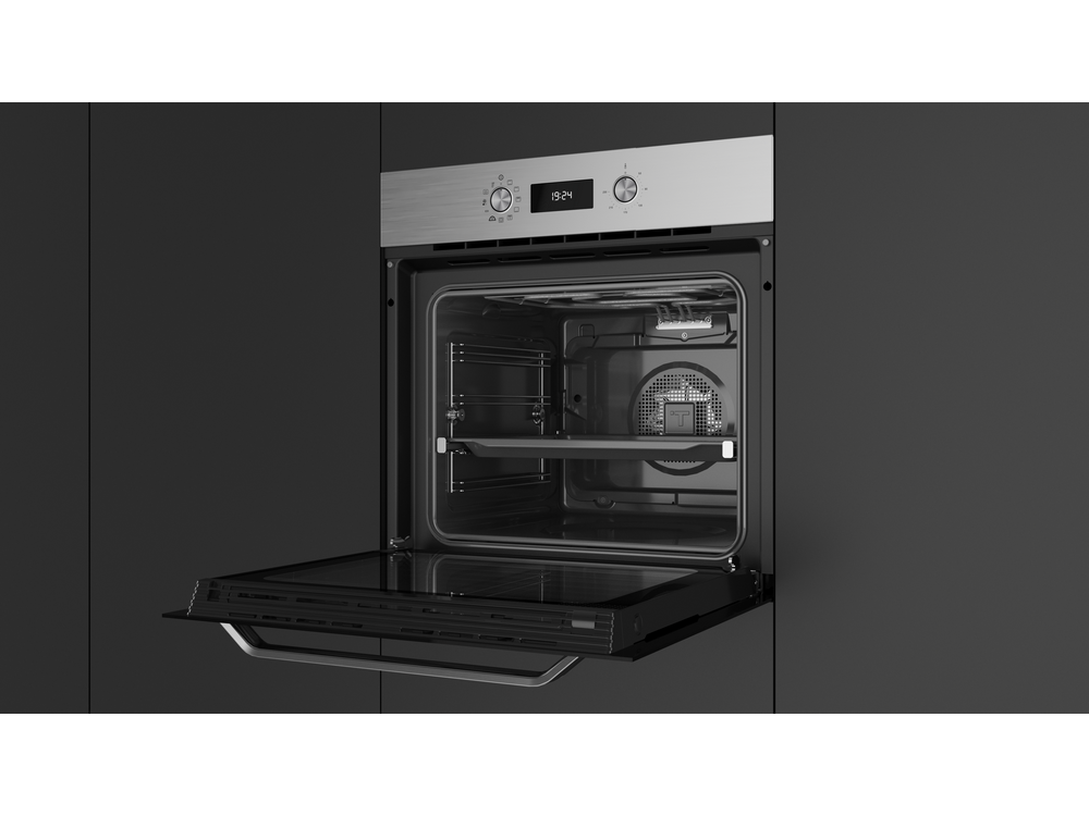 Un horno abierto empotrado en un mueble de cocina negro, con interior visible.
