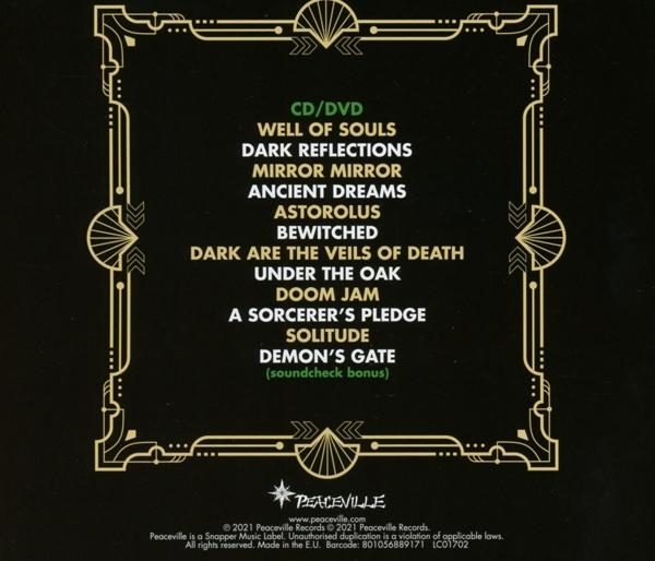 CD-Cover mit schwarzem Hintergrund und goldenem Text. Listet die Titelliste des Albums und den Namen der Band auf.