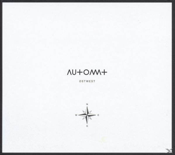 Weißes Quadrat mit dem Text 'AU+OMM+' und 'OSTWEST' und einer Windrose.