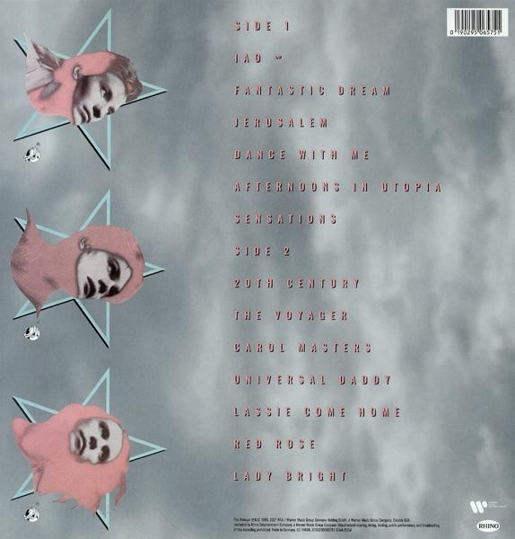 Rückseite einer Schallplatte. Enthält eine Liste von Songs und Bilder einer Frau mit rosa Haaren.