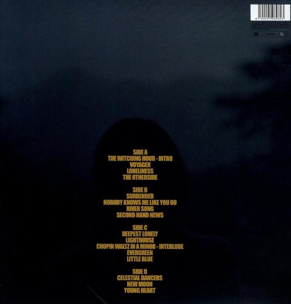 Rückseite einer CD mit Songtiteln, dunkler Hintergrund.