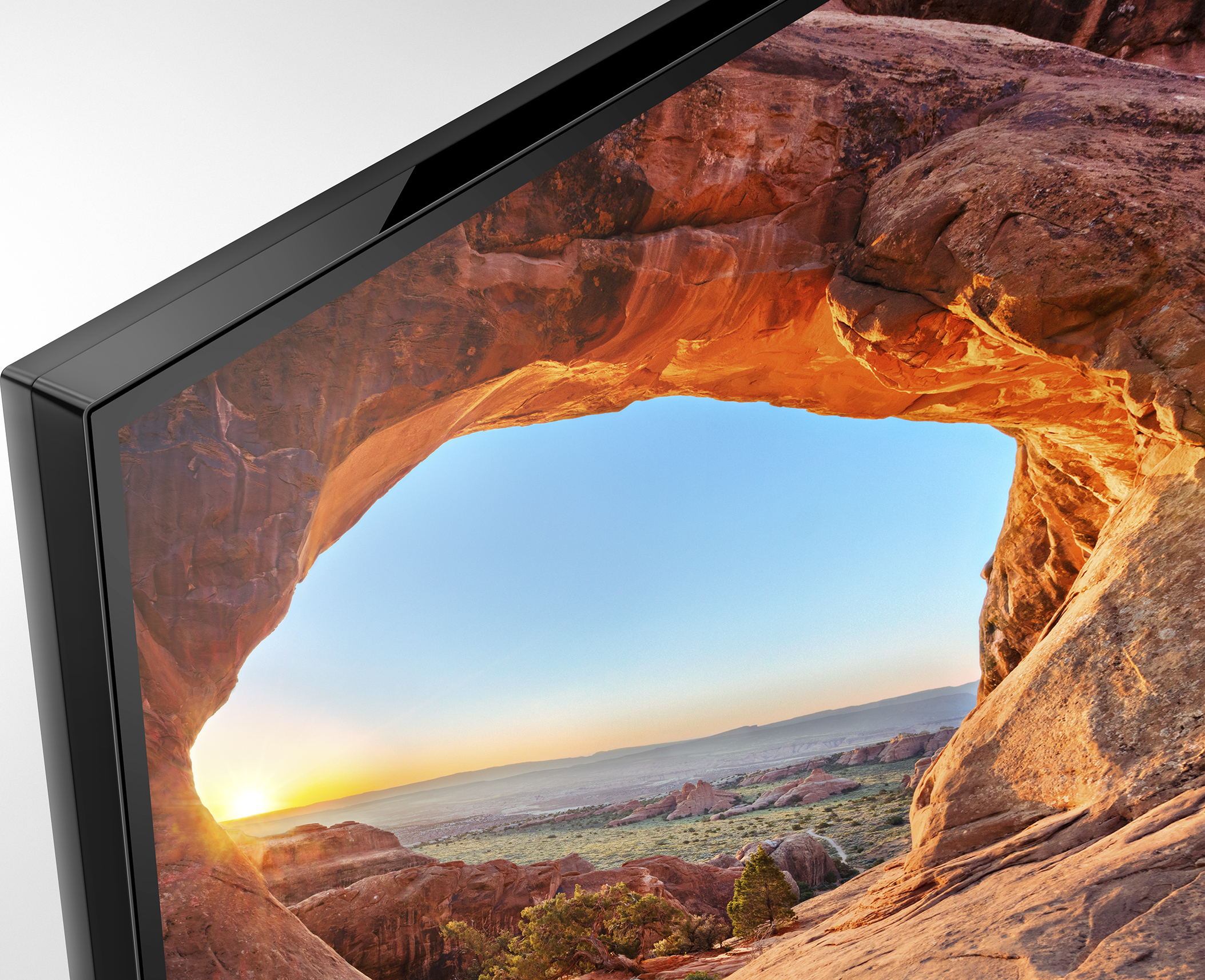 Ein Fernsehbildschirm zeigt eine Canyonlandschaft mit schwarzem Rahmen.