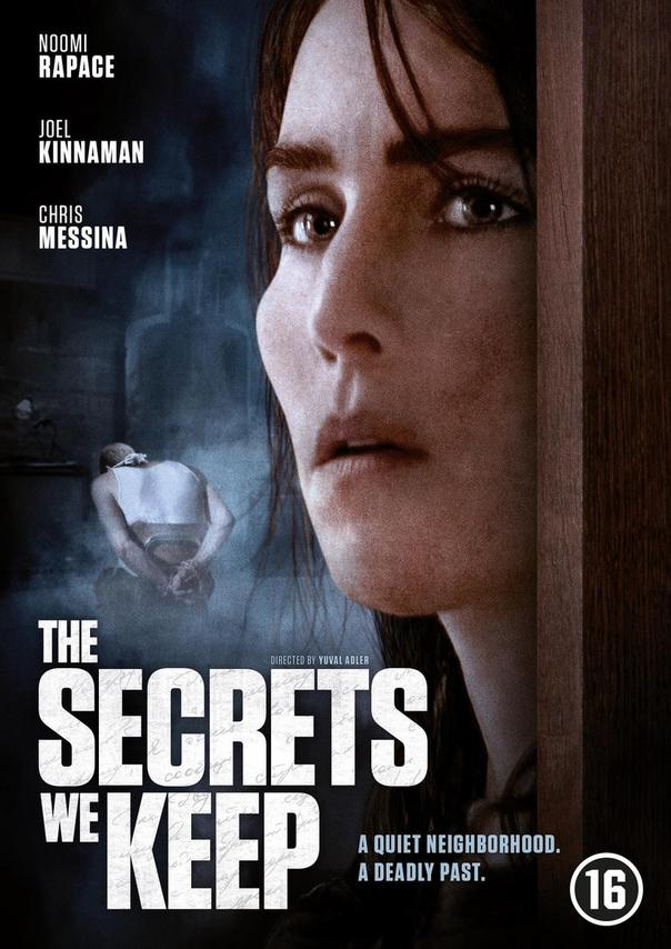 Filmposter voor 'The Secrets We Keep'. Vrouwelijk gezicht, titeltekst en een figuur op de achtergrond.