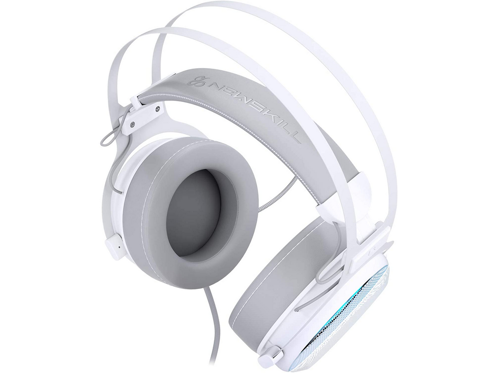 Auriculares gaming blancos y grises con micrófono. 'Newskill' es visible en la diadema. Los auriculares están en ángulo.