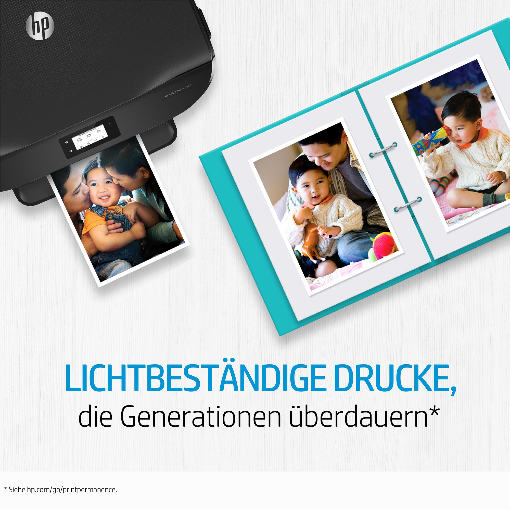 Fotos aus einem Drucker mit dem Text 'LICHTBESTÄNDIGE DRUCKE, die Generationen überdauern'.
