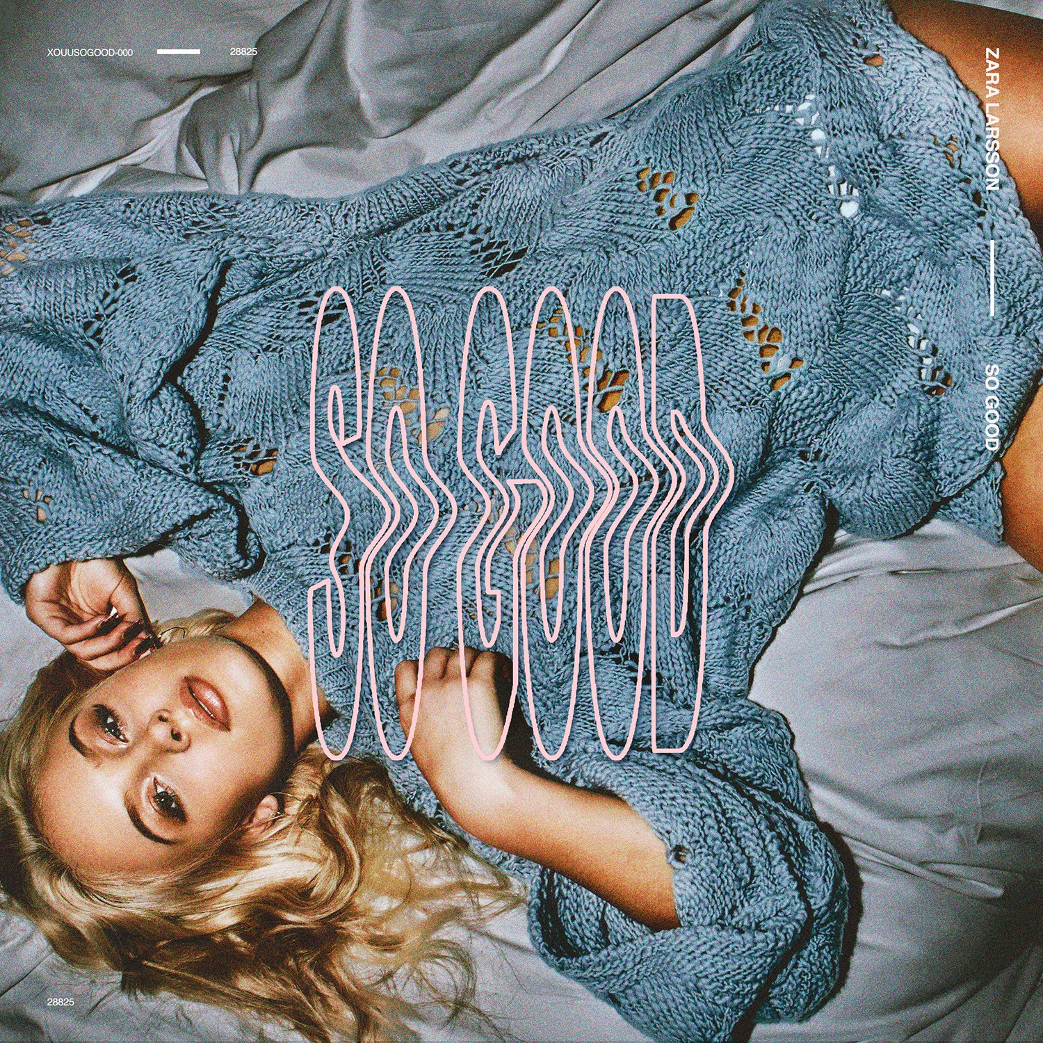 Album borító nővel az ágyon. Kék ruha, rózsaszín szöveg, Zara Larsson neve.