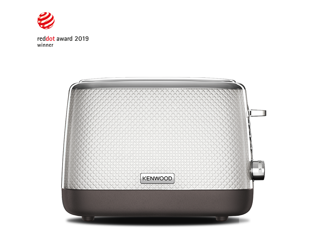 Una tostadora Kenwood blanca y gris. Tiene una superficie texturizada y una pegatina del premio Red Dot.