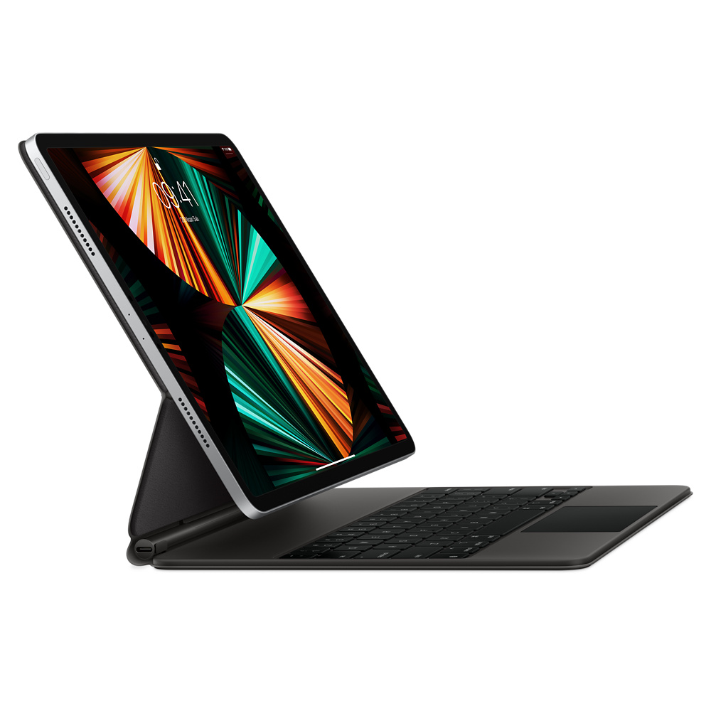 Siyah klavye kılıfı ile gümüş tablet, çok renkli bir ekran gösteriyor.