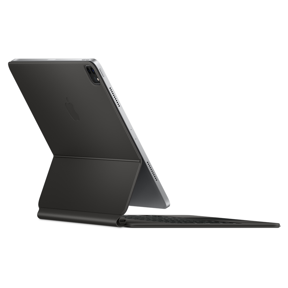Siyah Apple iPad Pro, beyaz bir yüzey üzerinde açılı olarak bağlı bir klavye kılıfı ile.