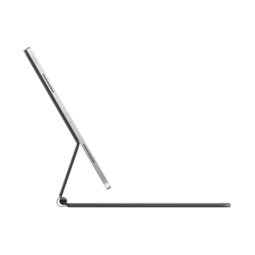 Beyaz bir arka plan üzerinde, açılı bir şekilde, klavye takılı bir Apple iPad. Ekran siyahtır.