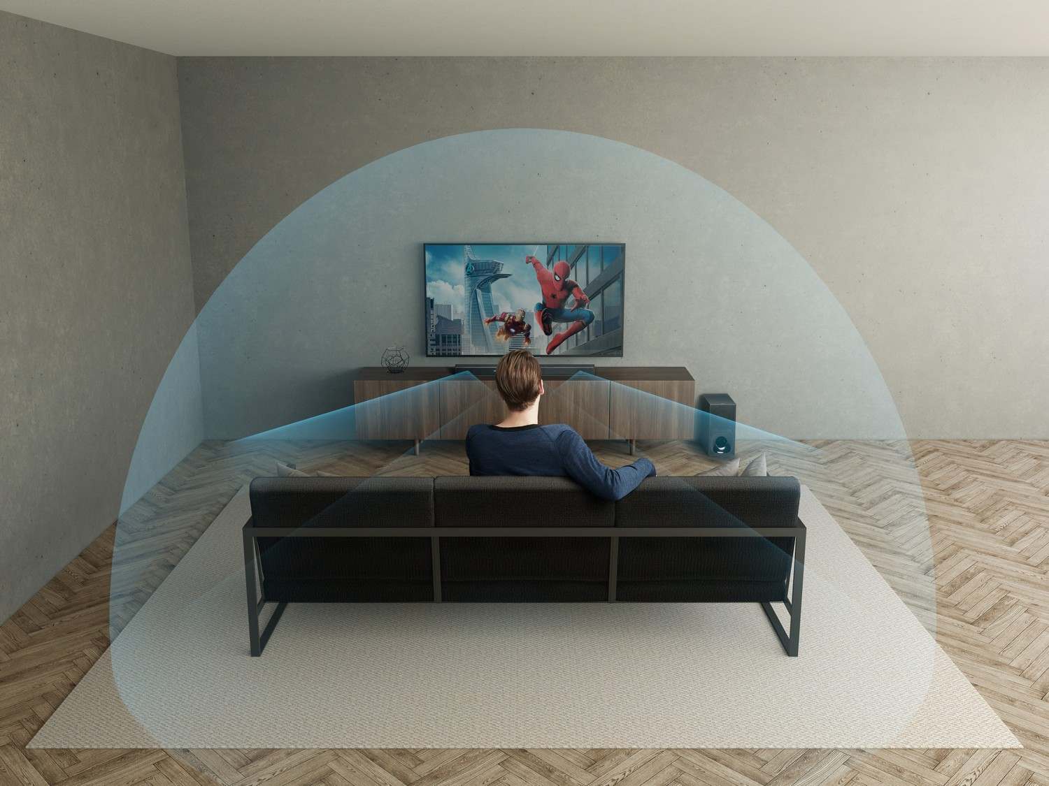 Hombre en sofá viendo TV con Spider-Man. Se muestran ondas de sonido. Habitación con colores claros, suelo de madera.