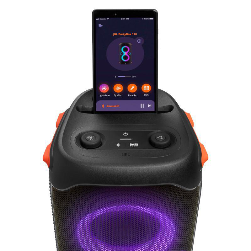 Ein schwarzer und oranger JBL PartyBox 110-Lautsprecher mit einem Smartphone oben drauf, das eine Benutzeroberfläche anzeigt.
