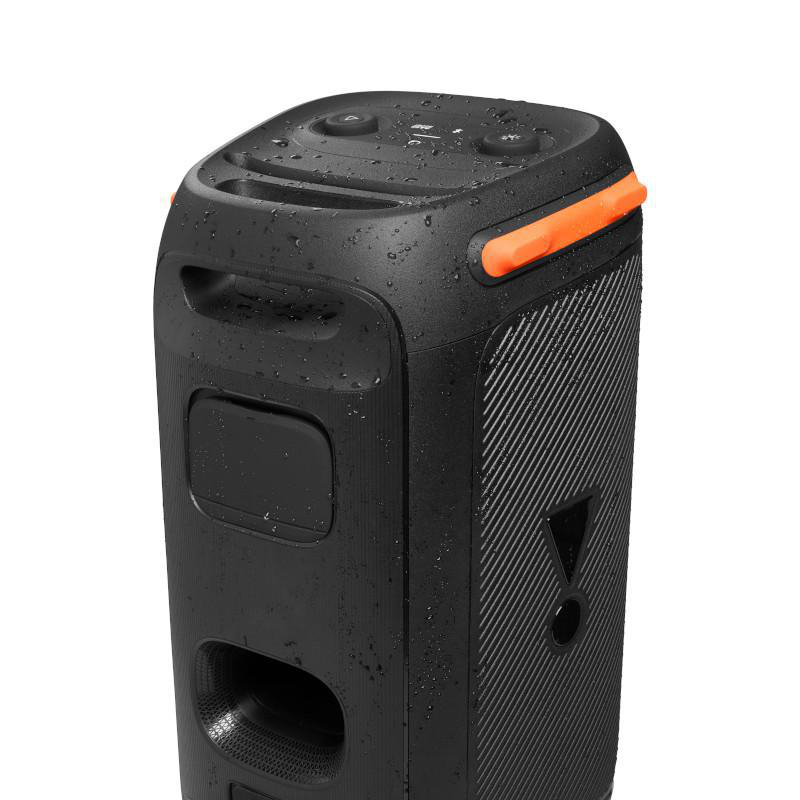 Schwarzer JBL-Partylautsprecher mit orangefarbenem Griff. Nass und mit Wassertropfen.