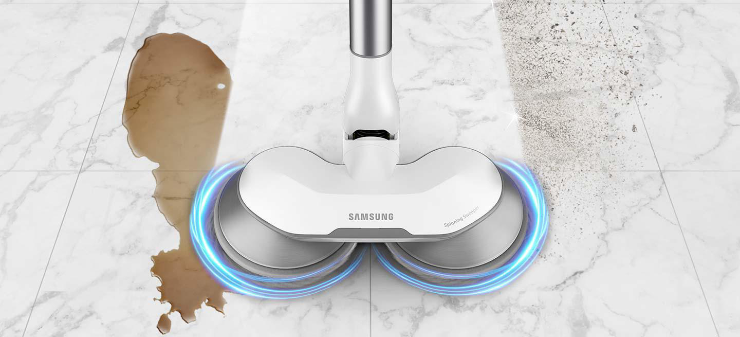 Weißer und silberner Samsung-Bodenreiniger mit braunen Flecken und Staub auf Marmor.