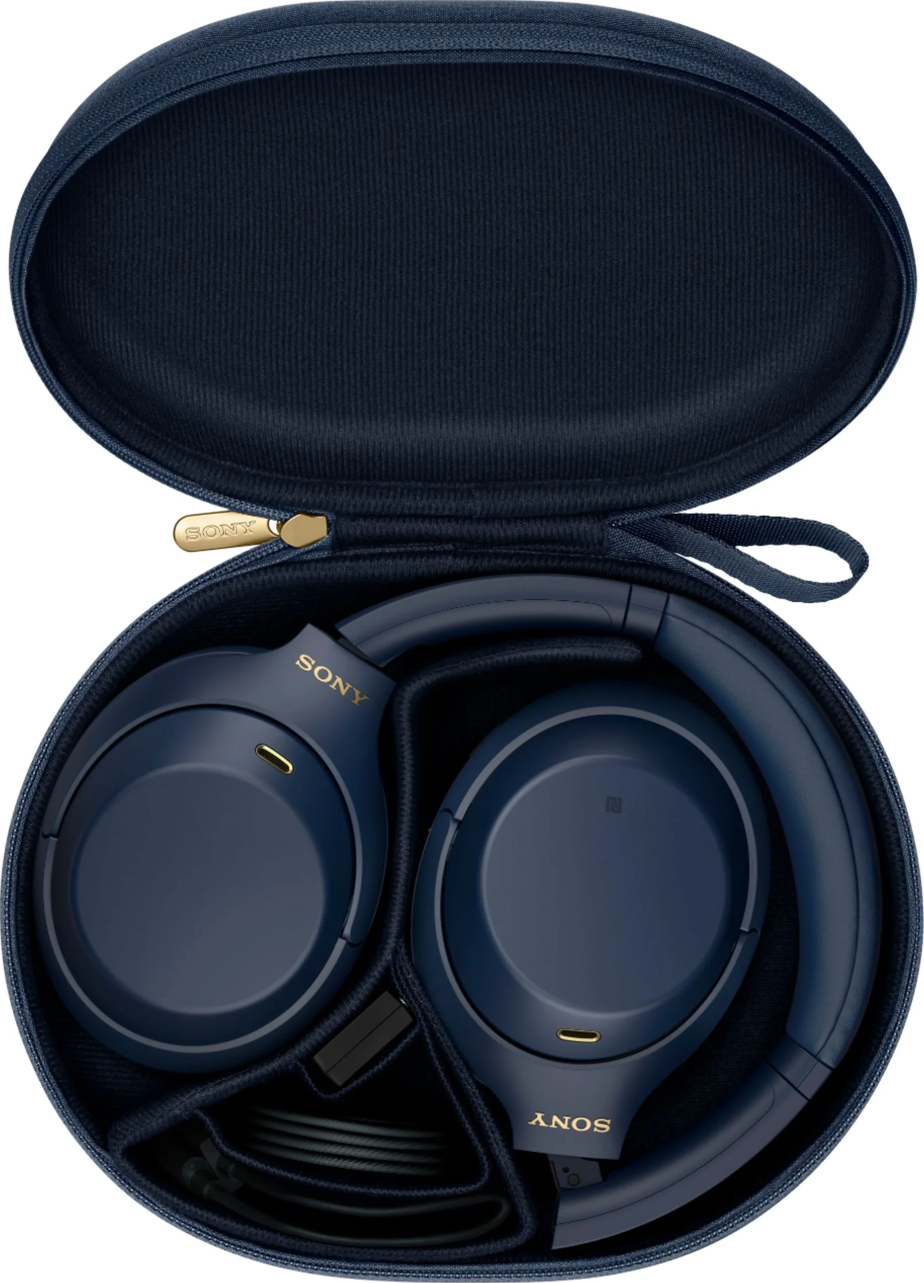 Casque Sony bleu marine dans son étui. L'étui est ouvert, montrant le casque.
