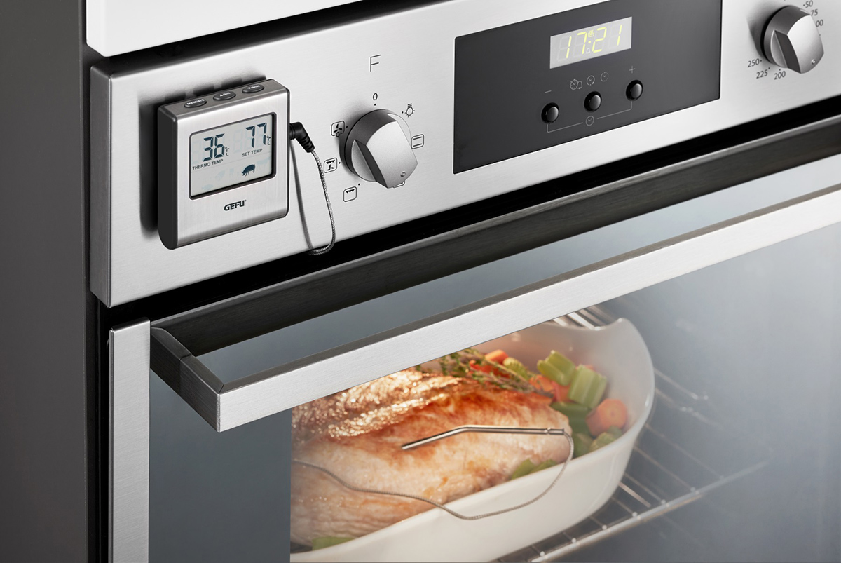 Ofen mit Braten, Thermometer links, Digitalanzeige oben, Temperaturregler vorne.