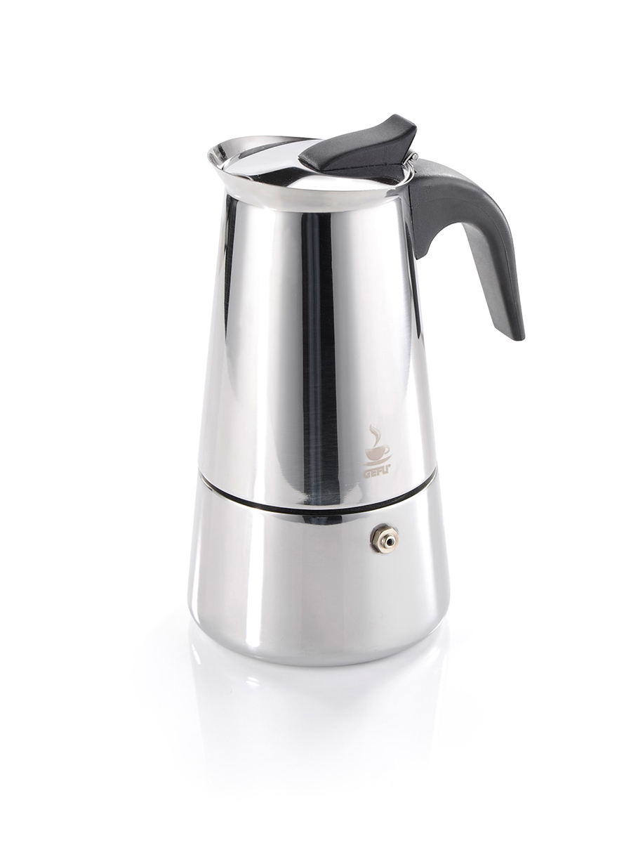 Ein glänzender silberner Espressokocher. Er hat einen schwarzen Griff und Deckel und steht auf weißem Untergrund.