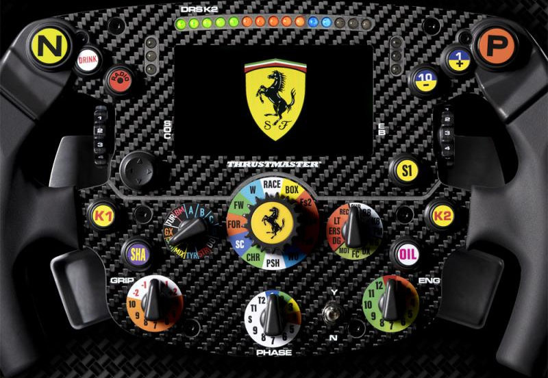 Nahaufnahme eines Rennrads mit Knöpfen und dem Ferrari-Logo.