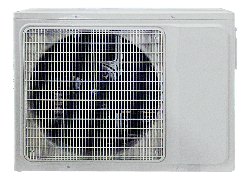 Una unidad exterior de aire acondicionado blanca con una rejilla que cubre el ventilador, sobre fondo blanco.