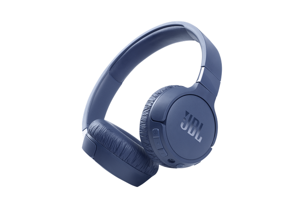 Auriculares JBL azules. Los auriculares están flotando. El logotipo de JBL es visible en el lateral.