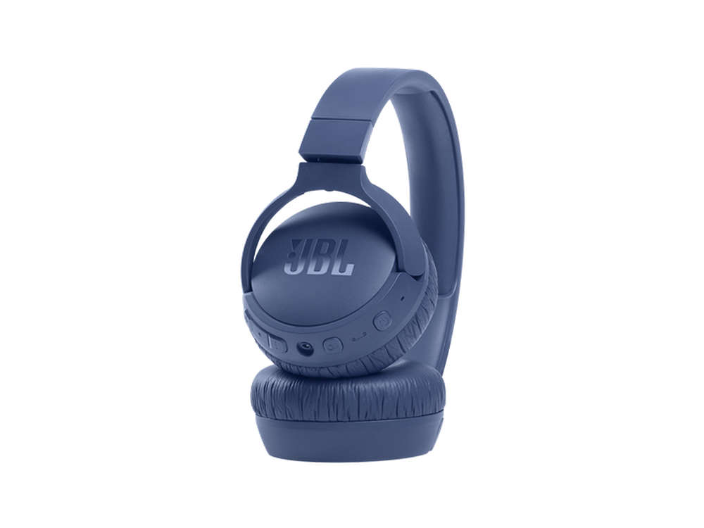 Auriculares JBL azules sobre un fondo blanco. Los auriculares están orientados hacia el espectador.