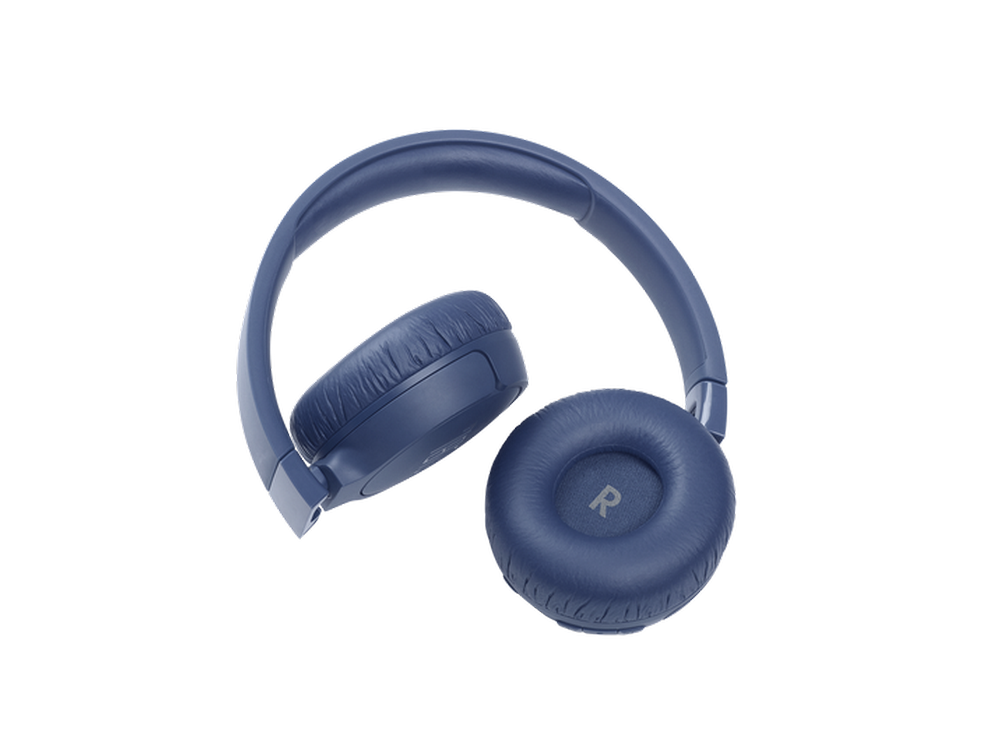 Auriculares azules con la letra R en la almohadilla derecha, sobre superficie blanca.