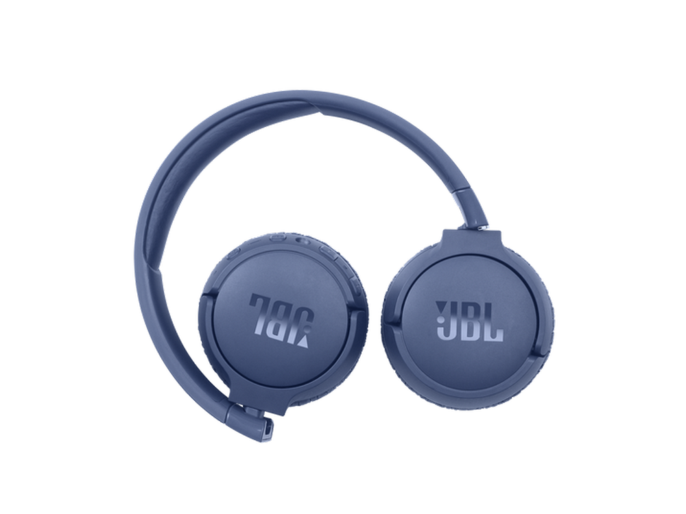 Auriculares inalámbricos azules, plegados. La marca JBL es visible en cada auricular.