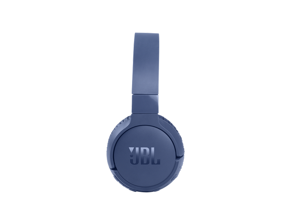 Auriculares JBL azules, vista frontal. El logotipo de JBL es visible en la orejera.