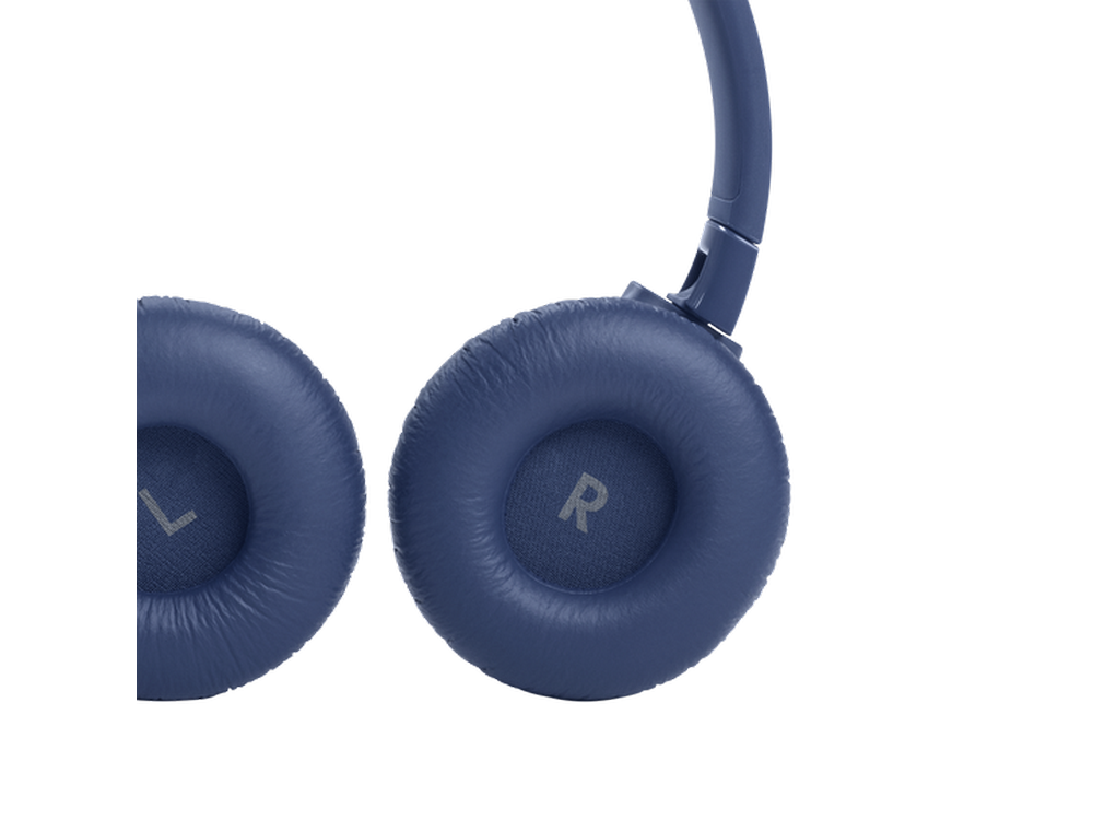 Primer plano de auriculares azules. Los auriculares son visibles, con 'L' y 'R' marcados.