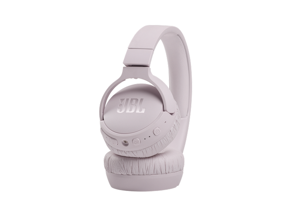 Un par de auriculares JBL morados claros. Se encuentran sobre un fondo blanco, ligeramente inclinados a la izquierda.