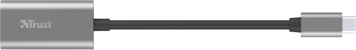 Ezüst adapter Trust logóval, fekete kábelhez és USB-C csatlakozóhoz csatlakoztatva.