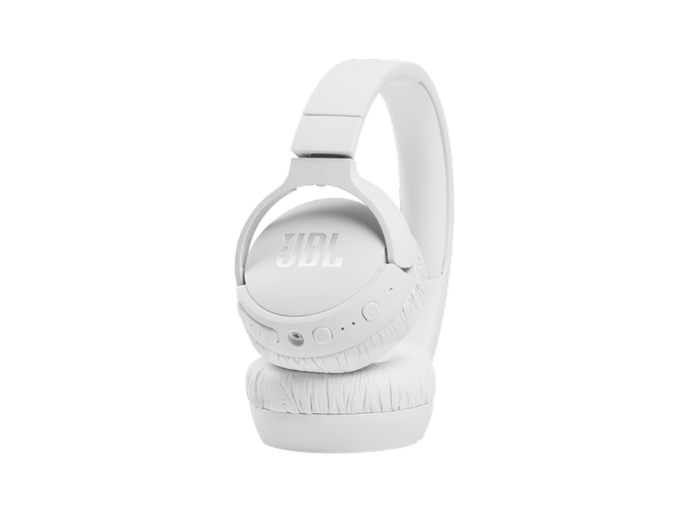 Auriculares JBL blancos, vista en ángulo, sobre un fondo blanco.
