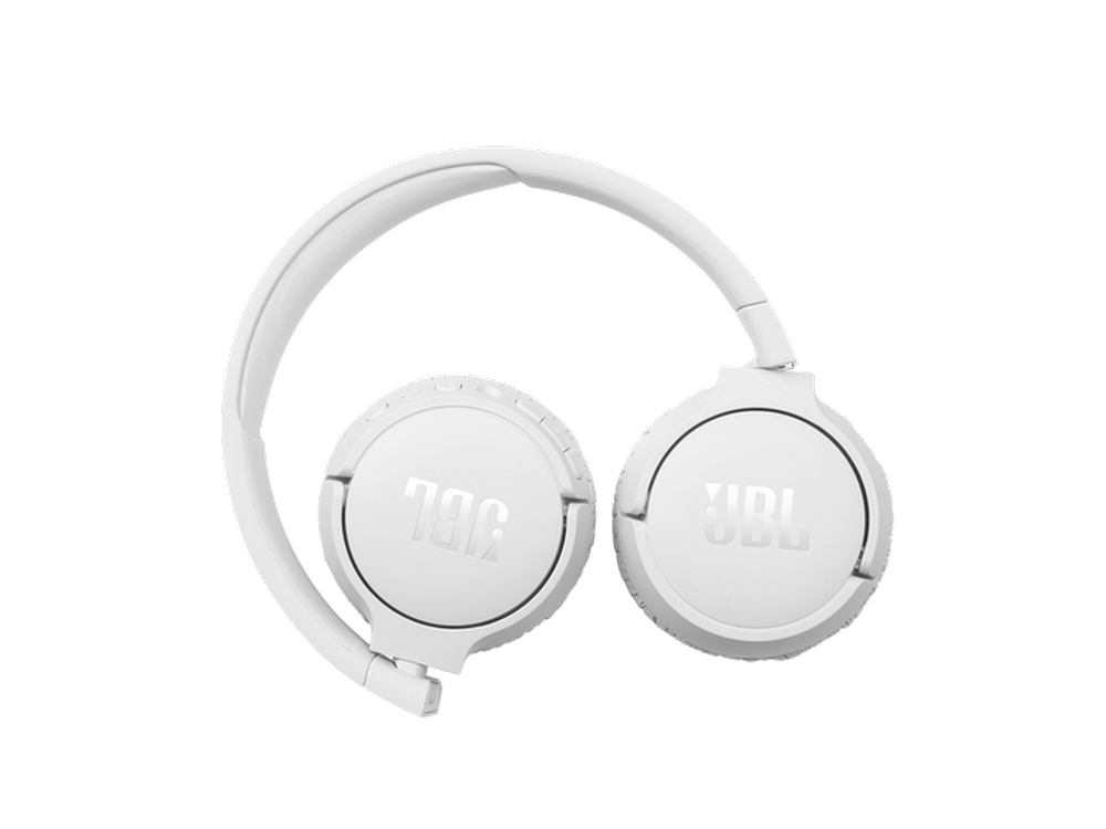 Auriculares blancos plegados con logotipos JBL en las orejeras, sobre fondo blanco.