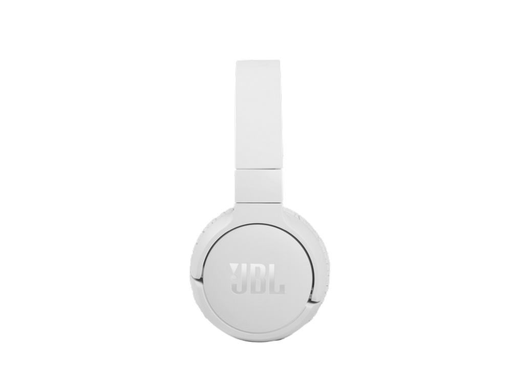 Auriculares JBL blancos sobre fondo blanco. El logo es visible en la orejera.