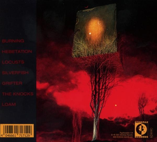 Albumcover mit rotem Hintergrund, Baumillustration und Bandnamen.