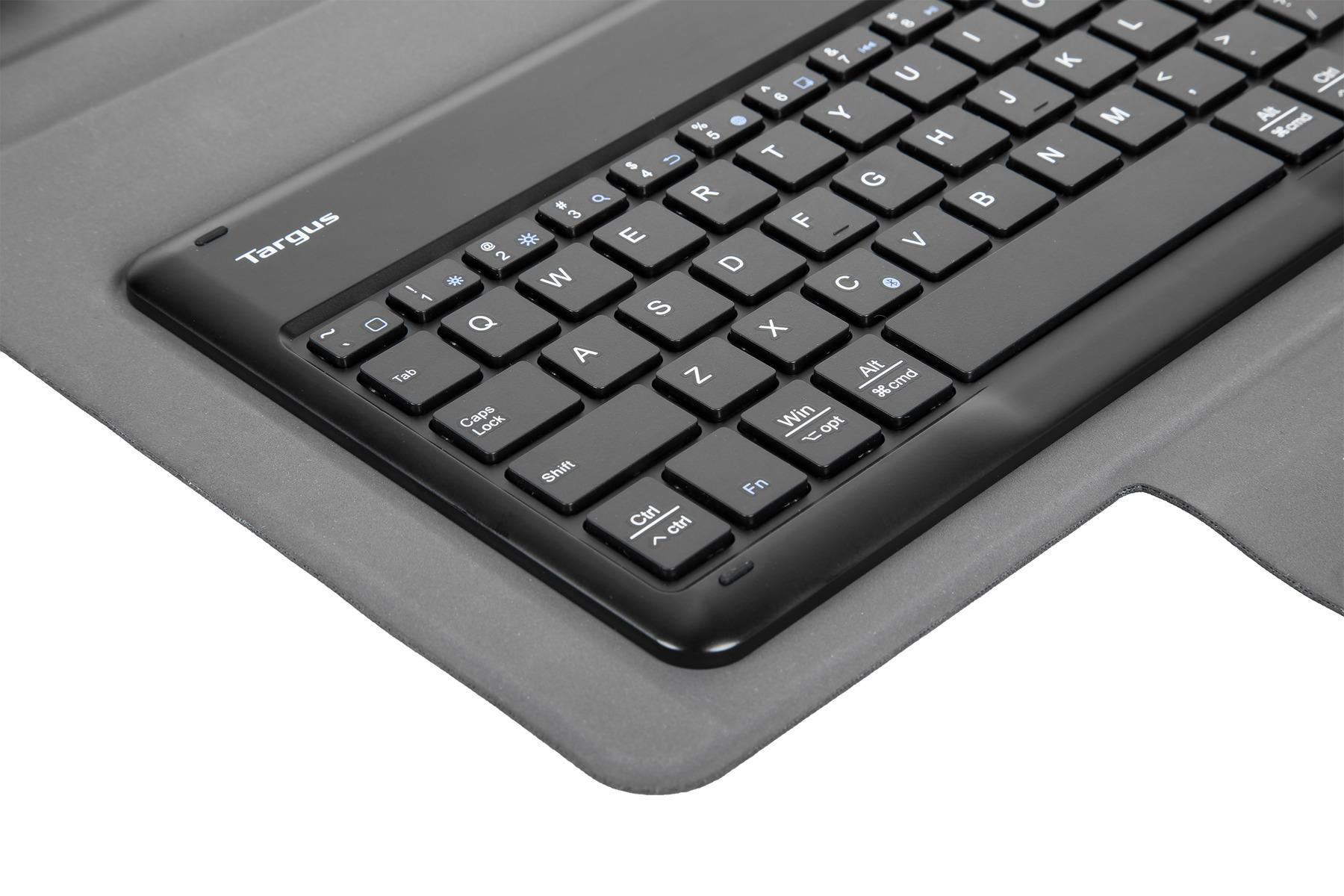 Schwarze Targus-Tastatur, angewinkelt, auf grauer Oberfläche, mit Tastaturlayout.