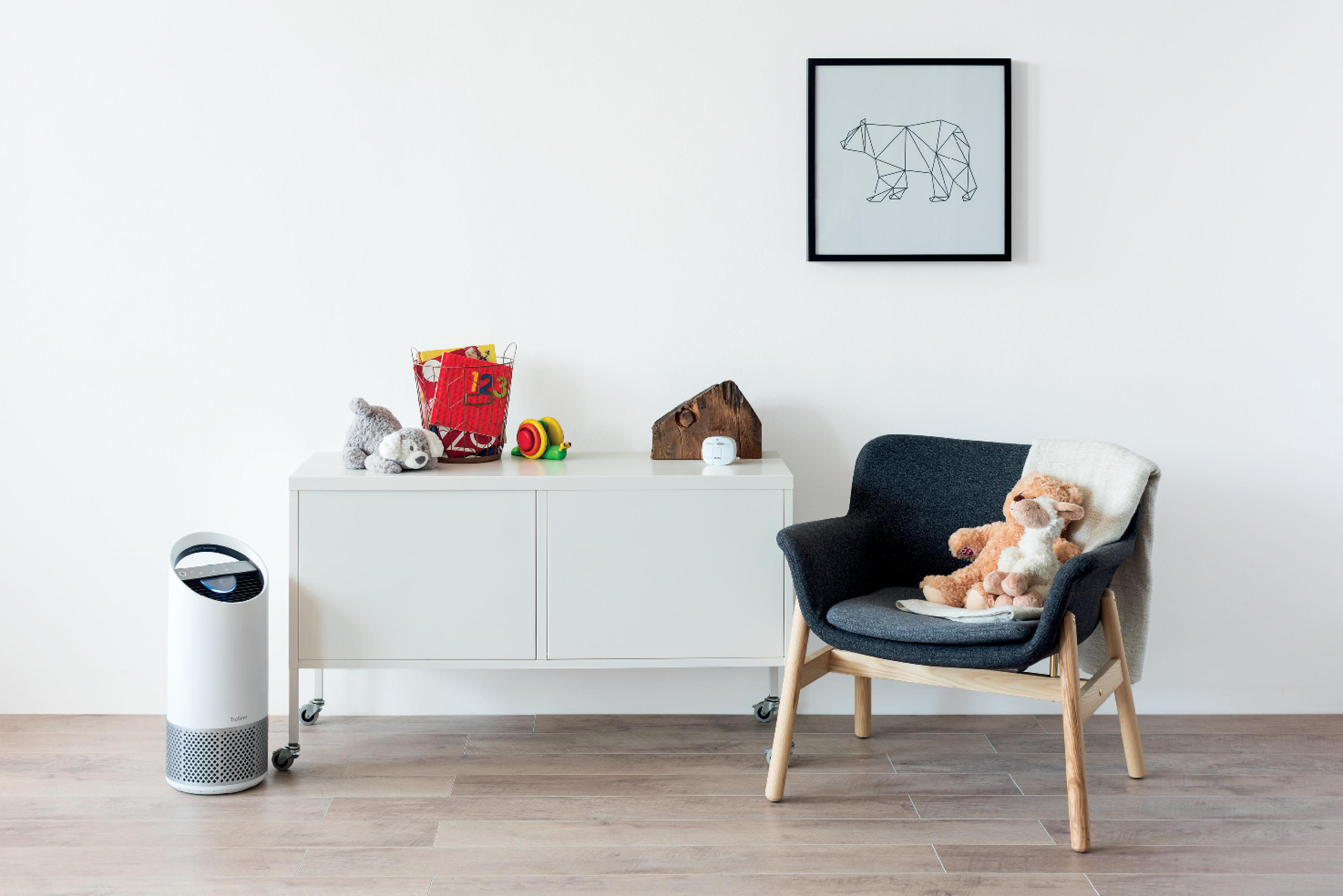 Innenraum mit weißen Wänden, weißem Schrank, Stuhl und Luftreiniger. Gemütliche Atmosphäre.