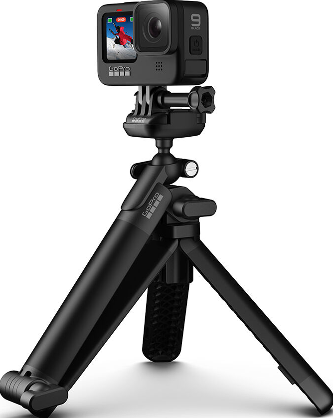Caméra GoPro noire sur un trépied noir. La caméra enregistre un skieur. Le fond est blanc.