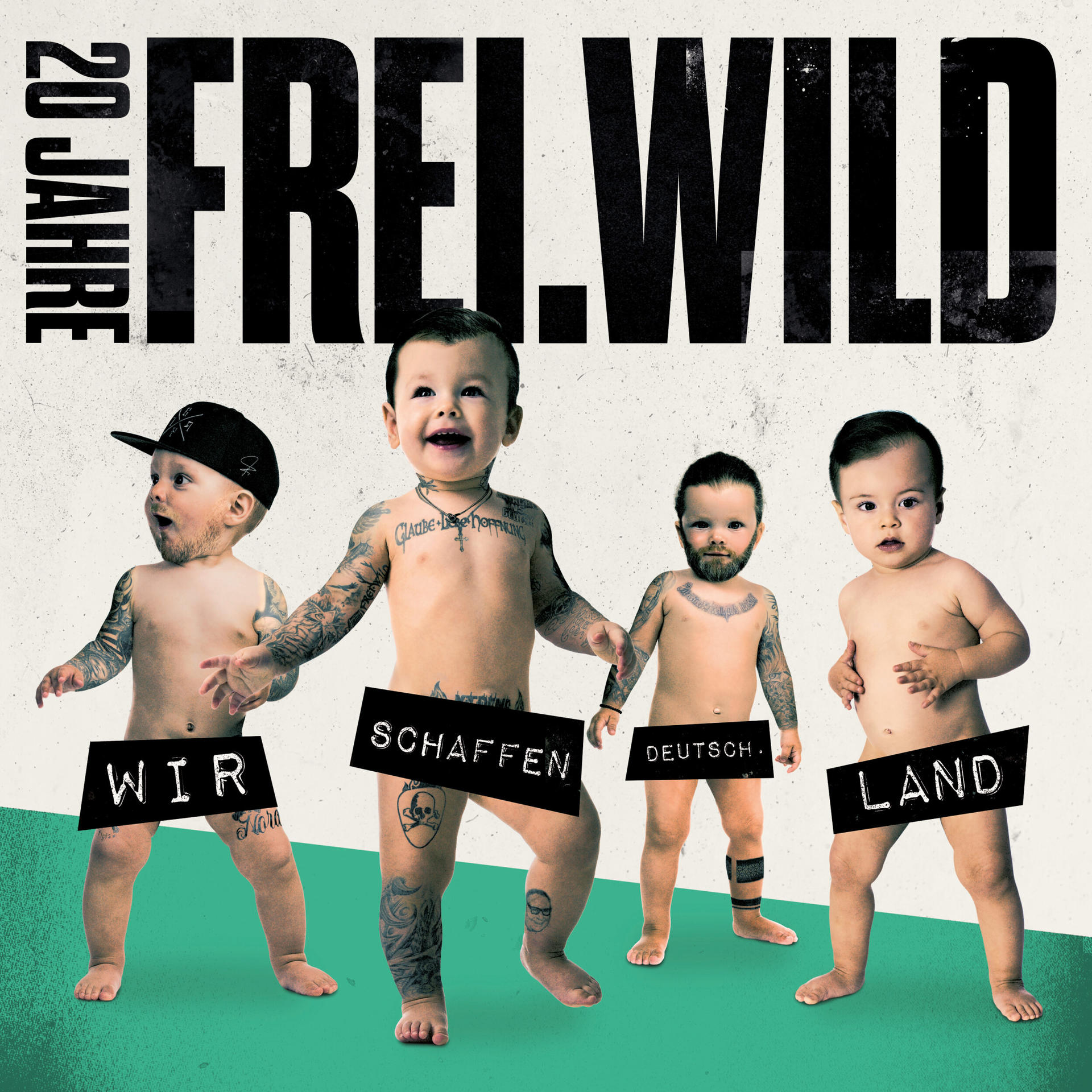 Vier Babys mit Tattoos, halten Schilder. Schwarzer Hintergrund.