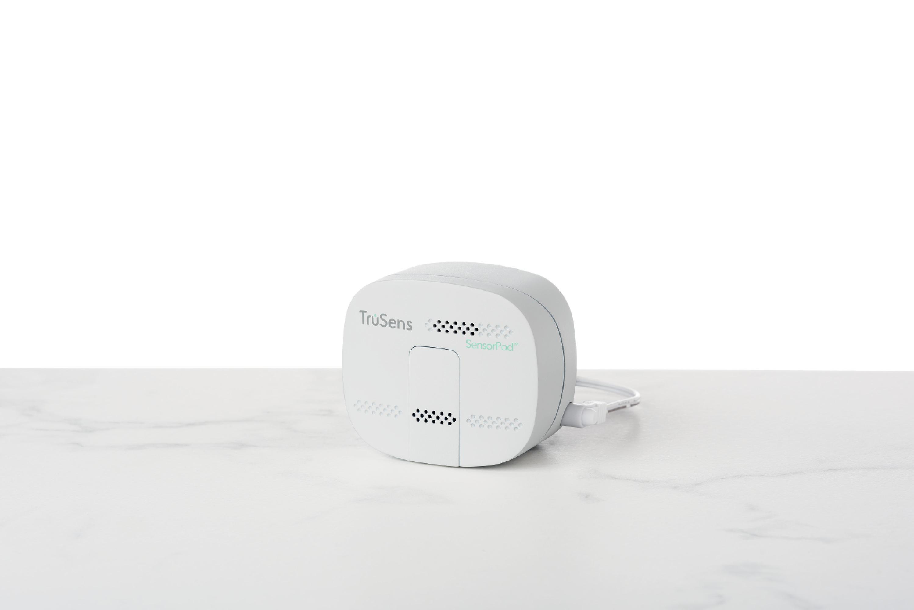 Weißes Sensor-Pod-Gerät auf Marmoroberfläche. Auf dem Pod steht "TruSens sensorPod".